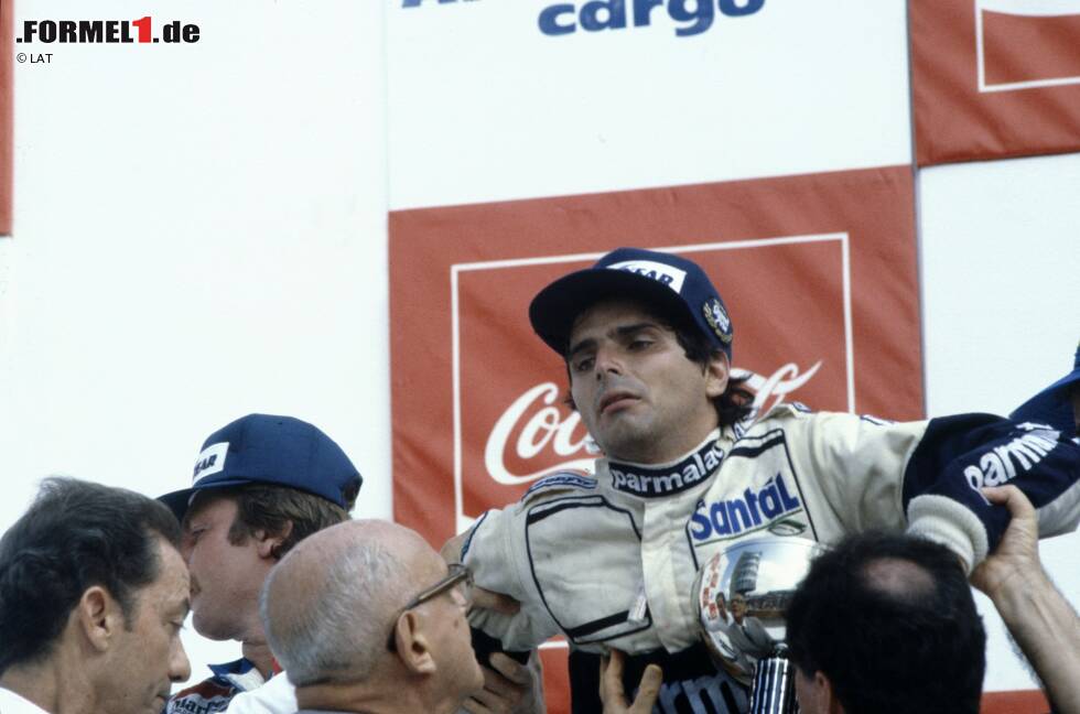 Foto zur News: Auch 1982 wird zu einem denkwürdigen Rennen: Sieger Nelson Piquet bricht auf dem Podium vor Erschöpfung fast zusammen, auch vielen seiner Kollegen geht es ähnlich. Doch der Brasilianer hat Pech: Er und der zweitplatzierte Keke Rosberg werden aufgrund von Untergewicht disqualifiziert. Der Streit eskaliert und die Teams der Teamvereinigung FOCA boykottieren daraufhin das Rennen in San Marino. Auslöser des Streits ist ein Wassertank, der die Bremsen kühlen soll und später verboten wird. Somit holt Alain Prost seinen ersten Brasilien-Sieg.