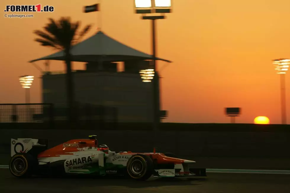 Foto zur News: Nico Hülkenberg (Force India): &quot;Das Licht ist nicht wirklich ein Problem, wenn man erst einmal im Cockpit sitzt, aber das Layout macht es sehr einfach, einen Fehler zu begehen, vor allem im Qualifying. Es wird viel Stop-and-Go gefahren und es gibt ein paar Schikanen und enge Kurven. Es ist daher sehr schwierig einen guten Rhythmus zu finden.&quot;