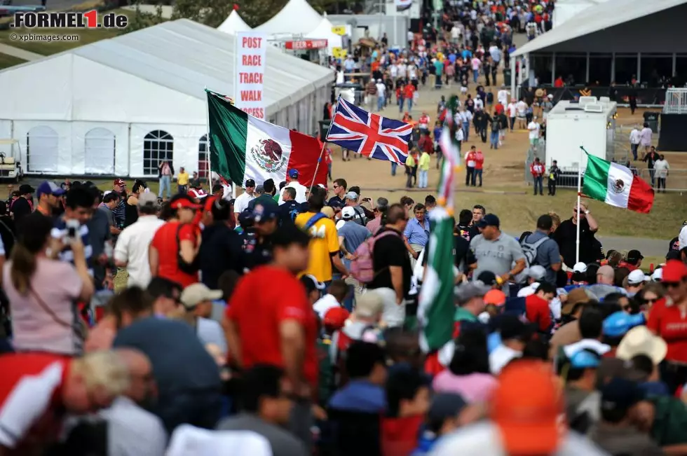 Foto zur News: Pastor Maldonado (Lotus): &quot;Austin ist eine gute Strecke, ein herausforderndes Layout, was gut zu fahren ist. Es ist ein unterhaltsamer Event. Die Atmosphäre ist sehr speziell, auch schon bei unserem ersten Besuch. Es ist toll die Camper neben der Strecke zu sehen, und die Leute, die das ganze Wochenende an der Rennstrecke bleiben.&quot;