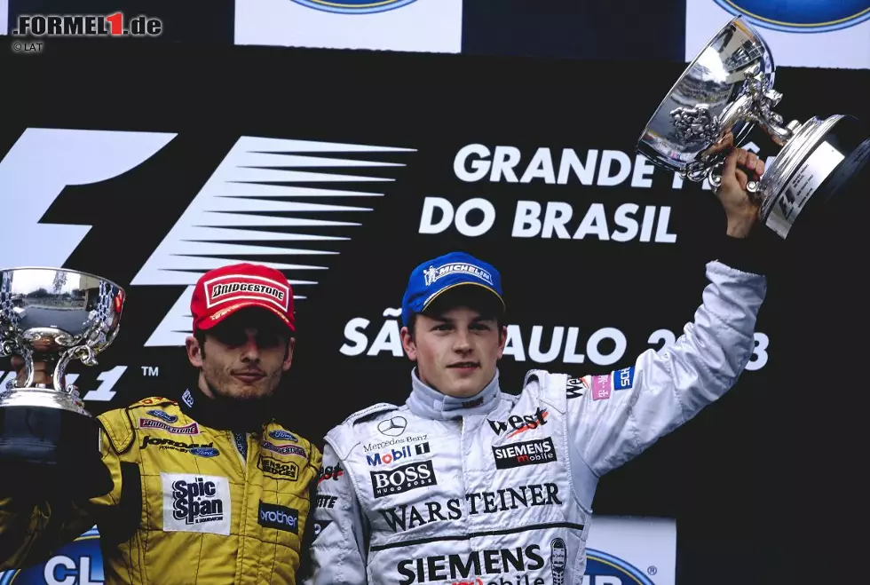 Foto zur News: Giancarlo Fisichella hält den Rekord für den Brasilien-Sieger, der am weitesten hinten in der Startaufstellung losfuhr. Der Sieg des Italieners beim Regenrennen im Jahr 2003 in Interlagos gelang von Startplatz acht. Ein chaotisches Rennende mit Roter Flagge sah zunächst McLaren-Pilot Kimi Räikkönen als Sieger, doch nach eingehender Analyse wurde Jordan-Pilot Fisichella der Sieg zugesprochen. Den Siegerpokal bekam der Italiener erst zwei Wochen später am Rande des Grand Prix von San Marino in Imola.