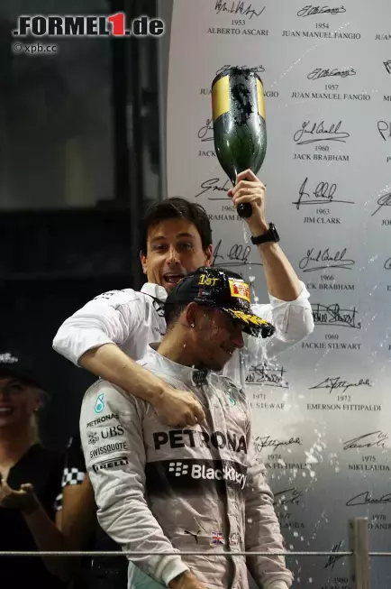 Foto zur News: Mercedes-Sportchef Toto Wolff übergießt Hamilton mit Rosenwasser, ...