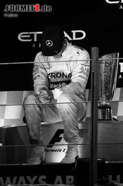 Foto zur News: Einer der seltenen einsamen Momente: Nur auf dem Podium hat Hamilton für ein paar Sekunden Ruhe, um das Erreichte einmal kurz sacken zu lassen.