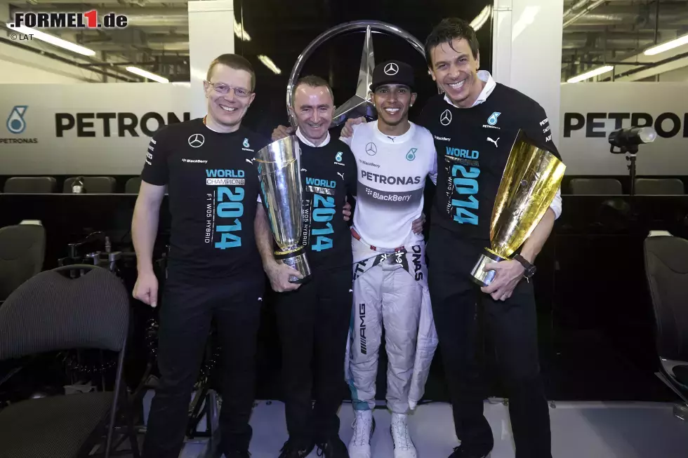 Foto zur News: Hamilton mit den schlauen Köpfen, die ihm sein Wunderauto F1 W05 Hybrid gebaut haben: Motorenbauer Andy Cowell, Technikchef Paddy Lowe und Sportdirektor Toto Wolff.