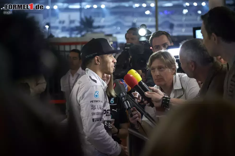 Foto zur News: Interviews geben hat schon mal weniger Spaß gemacht: Hamilton mit den deutschsprachigen TV-Sendern, lange nach der Zieldurchfahrt.