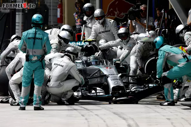 Foto zur News: Bereits in der siebten Runde, eine Runde vor Hamilton, kommt Rosberg zum ersten Boxenstopp, um seine Soft- gegen Medium-Reifen auszuwechseln. Die Pirelli-Gummis sind einer der entscheidenden Faktoren im Grand Prix von Brasilien, weil sie auf dem neu aufge