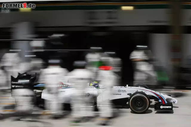 Foto zur News: Massa wirkt vor eigenem Publikum teilweise übermotiviert: Nach dem Boxengassen-Speeding steuert er beim letzten Reifenwechsel irrtümlich die McLaren-Crew an, die auf den zu dem Zeitpunkt viertplatzierten Jenson Button wartet. Bei der tiefstehenden Sonne s