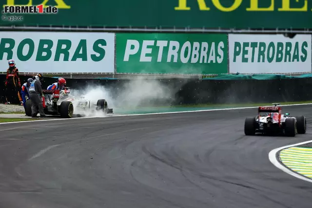 Foto zur News: Deja-vu für Romain Grosjean: Genau wie vor einem Jahr verraucht beim Grand Prix von Brasilien sein Renault-Motor. Schwacher Trost: An vorletzter Position fahrend (nur Sutil noch hinter ihm) hat er mit der Vergabe der Punkteränge ohnehin nichts zu tun.