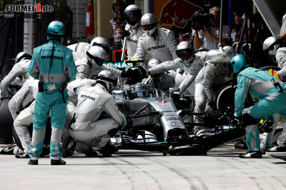 Foto zur News: Bereits in der siebten Runde, eine Runde vor Hamilton, kommt Rosberg zum ersten Boxenstopp, um seine Soft- gegen Medium-Reifen auszuwechseln. Die Pirelli-Gummis sind einer der entscheidenden Faktoren im Grand Prix von Brasilien, weil sie auf dem neu aufge