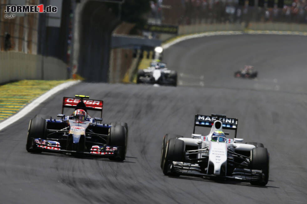 Foto zur News: Eine Strategie, die neben Hülkenberg auch Daniil Kwjat (zu dem Zeitpunkt Vierter), Romain Grosjean (Sechster) und Adrian Sutil (Neunter) verfolgen. Erstmals Riesenjubel auf der Haupttribüne, als Felipe Massa Kwjat überholt und wieder Platz drei übernimmt.