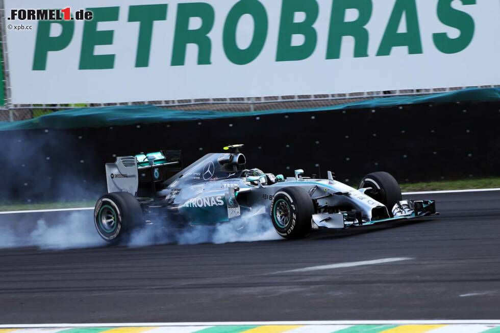 Foto zur News: Frappante Parallele zum Rennen in Austin: Hamilton verschärft vor dem zweiten Boxenstopp das Tempo und kommt bis auf eine Sekunde an Rosberg heran, der seinen Reifen mit dem einen oder anderen Verbremser viel zumutet. Als dieser zwei Runden früher zum Rei