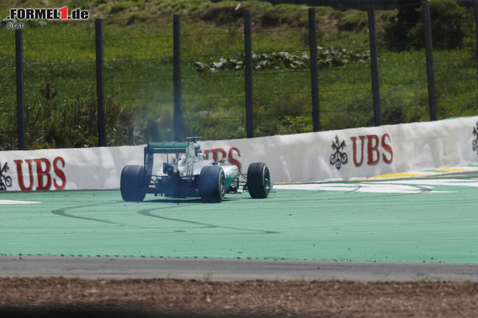 Foto zur News: 28. Runde, vielleicht die Vorentscheidung im Grand Prix: Hamilton übertreibt es mit der Rosberg-Jagd, vergisst, die Bremsbalance für seine stark verschlissenen Reifen anzupassen - und rutscht von der Strecke. &quot;Sorry, Jungs&quot;, entschuldigt er sich am Funk.