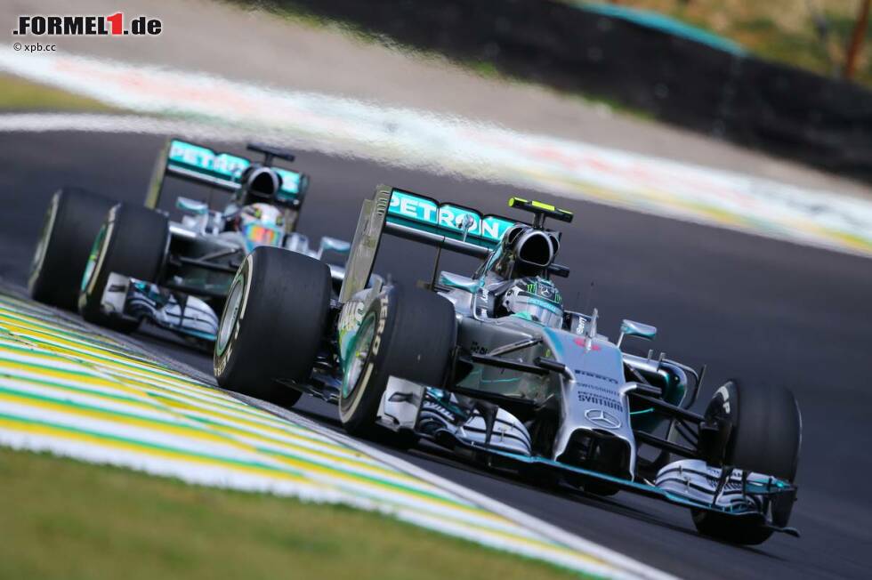 Foto zur News: Hamilton macht ernst, zoomt sich in Rosbergs DRS-Windschatten, wird aber von Renningenieur Peter Bonnington gewarnt: &quot;Der rechte Hinterreifen wird heiß.&quot; Weil er zwar im ersten Sektor meistens schneller ist als Rosberg, im zweiten aber deutlich langsamer,