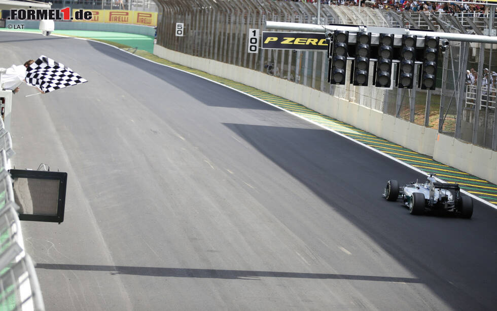 Foto zur News: Nach 71 Runden fährt Nico Rosberg als Sieger über die Ziellinie. Vorsprung: 1,4 Sekunden. Hamilton pusht zwar bis zum Schluss mit dem Messer zwischen den Zähnen und kommt im ersten Sektor der letzten Runde nochmal bis auf 0,5 Sekunden heran, vor der Start