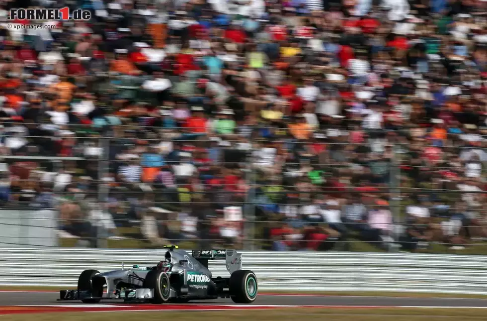 Foto zur News: Dahinter behauptet sich Hamilton und wird Vierter. Für den Mercedes-Star ist ein einsames Rennen. Eine spannendere Aufholjagd verzeichnet Teamkollege Nico Rosberg, der über Platz neun jedoch nicht hinauskommt.