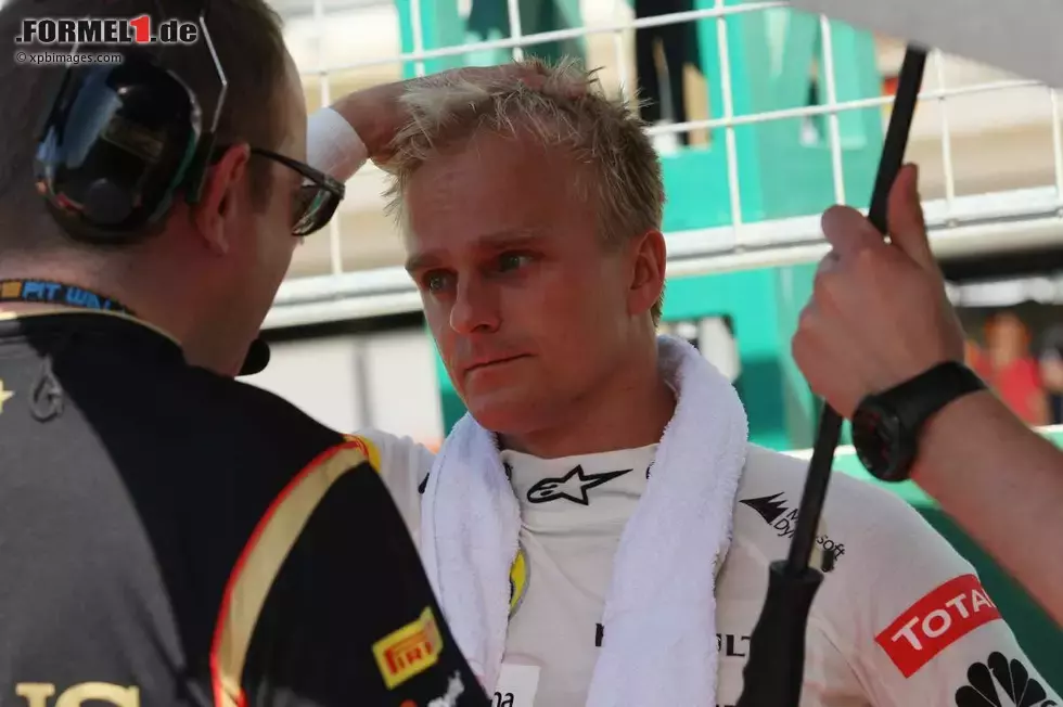 Foto zur News: Leer geht jemand aus, der noch wenige Tage vor Beginn des Grand-Prix-Wochenendes überhaupt nicht mit seinem Start gerechnet hatte: Heikki Kovalainen, der bei Lotus als Ersatz für seinen am Rücken operierten Landsmann Kimi Räikkönen eingesprungen ist. &quot;Sein Start war schwierig, dann verlor er Abtrieb. Wir mussten stoppen und den Frontflügel wechseln, danach funktionierte dann auch noch KERS nicht mehr&quot;, erklärt Teamchef Eric Boullier die Nöte des Finnen.