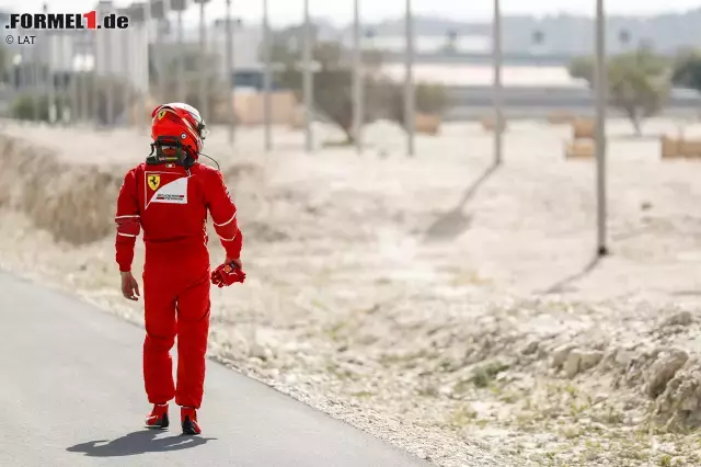 Foto zur News: #5 In Bahrain 2017 rollt Räikkönen im ersten Training mit Motorschaden aus. Daraufhin steigt er aus - und marschiert bei Gluthitze in voller Rennmontur eine gefühlte Ewigkeit in der Hitze. Im Netz wird der Spaziergang zum Hit. "Kimi get's lost" Teil 2 nach Brasilien 2012.