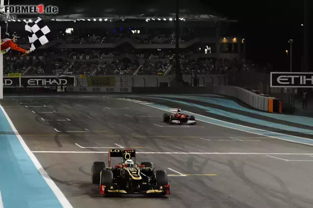 Foto zur News: #3 Abu Dhabi 2012, Kimi fährt seinem ersten Sieg für Lotus entgegen - und wird vom leicht nervös wirkenden Renningenieur Mark Slade via Funk detailliert über die Abstände nach hinten informiert. Dabei will der "Iceman" nur in Ruhe gelassen werden: "Leave me alone, I know what I'm doing." Einer seiner legendären Funksprüche, mit dem sogar Fan-T-Shirts bedruckt wurden.