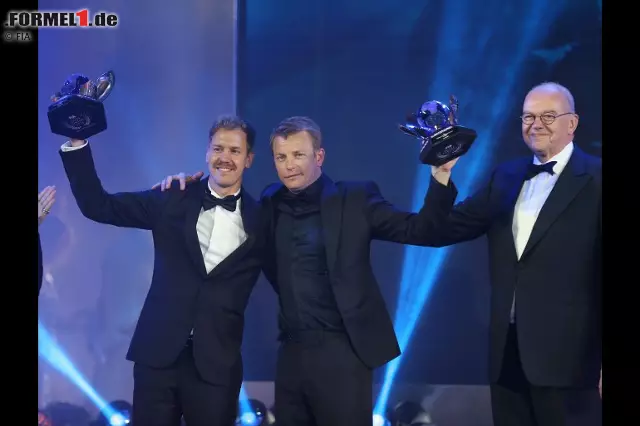 Foto zur News: #1 Der bis dato wohl legendärste Kimi-Moment hat sich aber abseits der Rennstrecke zugetragen: Im verschneiten St. Petersburg. Bei der FIA Gala 2018 wird der "Iceman" als WM-Dritter ausgezeichnet. Sichtlich angetrunken stürmt er auf die Bühne und lässt sich mit Kumpel Sebastian Vettel feiern. Classic Kimi eben!