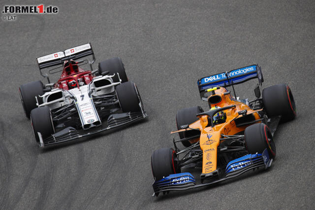 Foto zur News: #15 Beim Grand Prix von China 2019 bringt Rookie Lando Norris den Finnen ganz schön auf die Palme. Der McLaren hat sich gegen Rennende zurückgerundet, was Kimi Räikkönen überhaupt nicht gefiel. "Der verdammte McLaren will Rennen fahren", tobt der Routinier am Teamfunk. Wenige Runden später hat sich das Problem von selbst erledigt: Der Brite muss vorzeitig aufgeben.