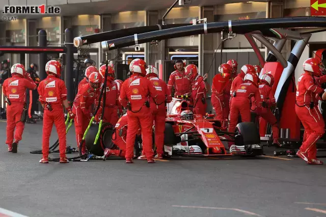 Foto zur News: #2 Räikkönen legt in Baku 2017 aber noch einen drauf. Als er nach der roten Flagge im Rennen an das Ende der Boxengasse zum Restart geschoben wird, vergessen die Ferrari-Mechaniker in der Hektik sein Lenkrad. "Steering wheel", brüllt Kimi in den Funk. "Jemand soll mir sofort das verdammte Lenkrad geben!" Der Teamradio-Moment des Jahres.