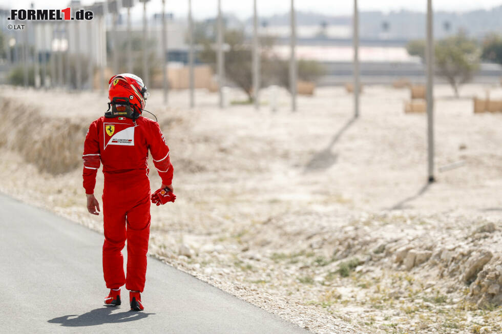 Foto zur News: #5 In Bahrain 2017 rollt Räikkönen im ersten Training mit Motorschaden aus. Daraufhin steigt er aus - und marschiert bei Gluthitze in voller Rennmontur eine gefühlte Ewigkeit in der Hitze. Im Netz wird der Spaziergang zum Hit. &quot;Kimi gets lost&quot; Teil 2 nach Brasilien 2012.