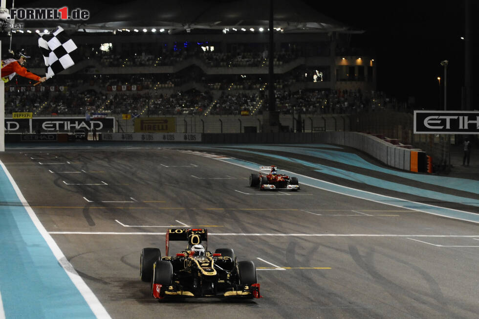 Foto zur News: #3 Abu Dhabi 2012, Kimi fährt seinem ersten Sieg für Lotus entgegen - und wird vom leicht nervös wirkenden Renningenieur Mark Slade via Funk detailliert über die Abstände nach hinten informiert. Dabei will der &quot;Iceman&quot; nur in Ruhe gelassen werden: &quot;Leave me alone, I know what I&#039;m doing.&quot; Einer seiner legendären Funksprüche, mit dem sogar Fan-T-Shirts bedruckt wurden.