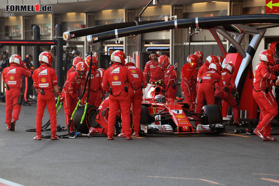 Foto zur News: #2 Räikkönen legt in Baku 2017 aber noch einen drauf. Als er nach der roten Flagge im Rennen an das Ende der Boxengasse zum Restart geschoben wird, vergessen die Ferrari-Mechaniker in der Hektik sein Lenkrad. &quot;Steering wheel&quot;, brüllt Kimi in den Funk. &quot;Jemand soll mir sofort das verdammte Lenkrad geben!&quot; Der Teamradio-Moment des Jahres.