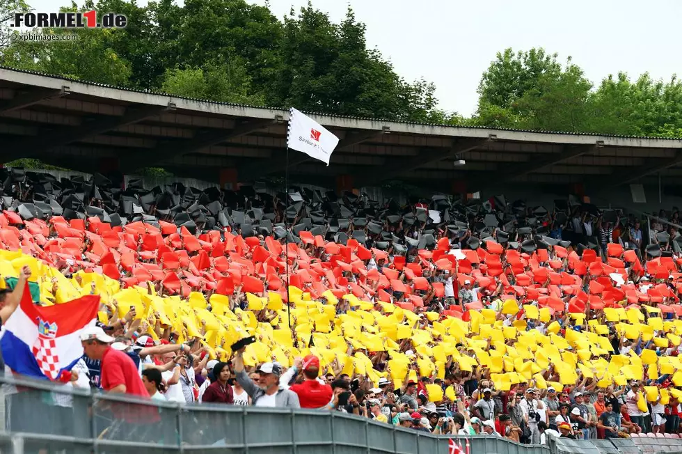 Foto zur News: Die Strecke mag spektakulär sein, das Land aufstrebend - aber der richtige Ort für Motorsport oder einfach ein Retortenrennen mehr? Auch wenn die Teams es chronisch leugnen und sich krampfhaft an die FIA klammern, darf die Serie nicht blind in Länder ziehen, in denen Menschenrechte mit Füßen getreten werden. Fakt ist auch: Die Traditionsbahnen in Europa sind für ihren Untergang teilweise mitverantwortlich, was gähnend leere Tribünen beim Deutschland-Grand-Prix in Hockenheim unter Beweis stellten.