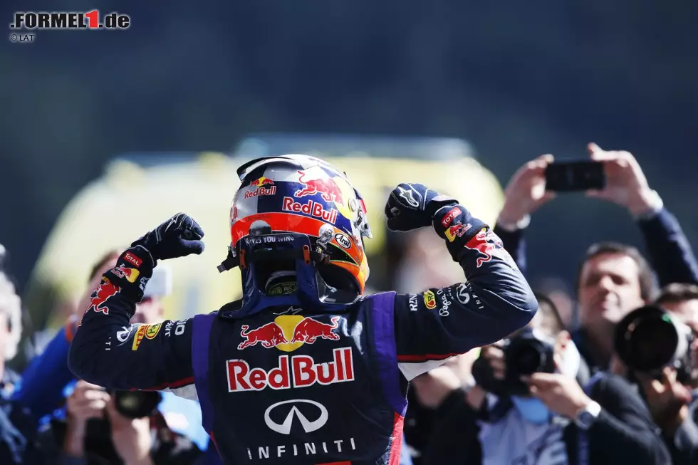 Foto zur News: Top: Daniel Ricciardo verblüfft. Sein Maskottchen, der auf dem Helm verewigte Honigdachs, ist wirklich ein Sinnbild für die Rennfahrerqualitäten des Australiers. Abseits des Cockpits immer lächelnd und scherzend, hat er sich in den Rennen als bissiges Raubtier gezeigt. Keiner überholte so konsequent wie Ricciardo und er schreckte auch vor dem eigenen Teamkollegen nicht zurück. Drei Grand-Prix-Siege waren der verdiente Lohn.