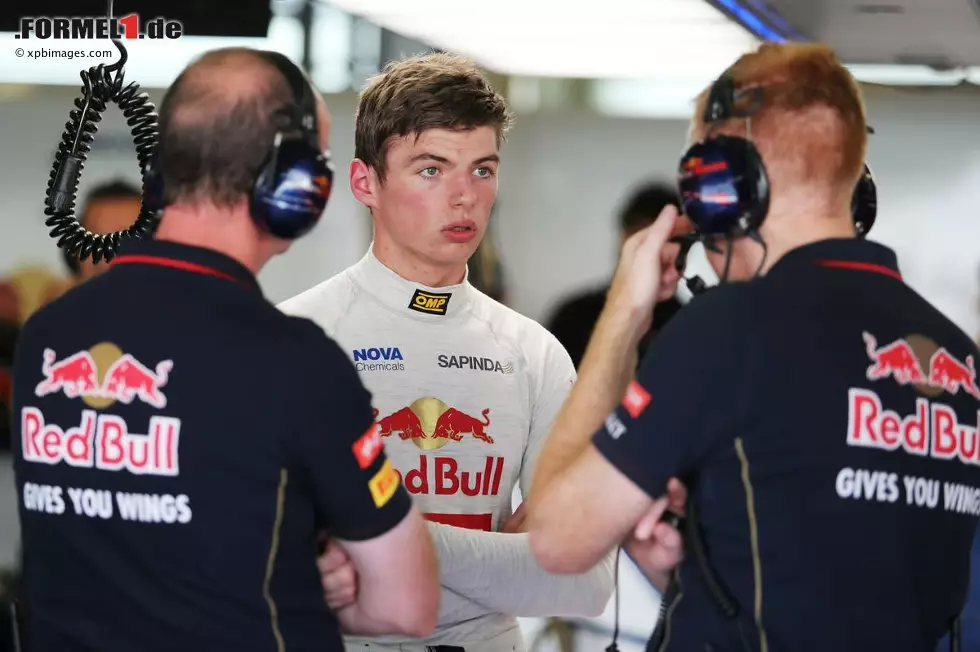 Foto zur News: Flop: Kind am Steuer! Wenn Sie mich fragen: Ich würde einem 17-Jährigen meinen Privatwagen nicht leihen, mag er ein noch so guter Autofahrer sein. Wieso Red Bull derart viel Vertrauen in  Dreikäsehoch Max Verstappen hat, ist mir ein Rätsel. Der Bengel darf ohne Führerschein in keiner Ortschaft 50 km/h fahren, aber 320 km/h auf dem Nürburgring.