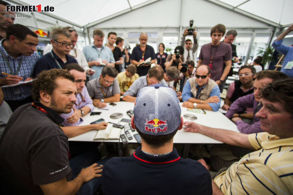 Foto zur News: #3: Der kleine Max ganz groß: Kind am Steuer! Toro Rosso gibt im August bekannt, dass 2015 der zu diesem Zeitpunkt 16-jährige Max Verstappen das Cockpit Jean-Eric Vergnes übernehmen wird - mit nur einem Jahr Formel-3-Erfahrung. Die Befürworter meinen: Wunderkindern muss man ihre Chance geben, wenn sie schnell genug sind. Die Kritiker meinen: Das ist gefährlich und schadet dem Ansehen der Formel 1 als Königsklasse des Motorsport.