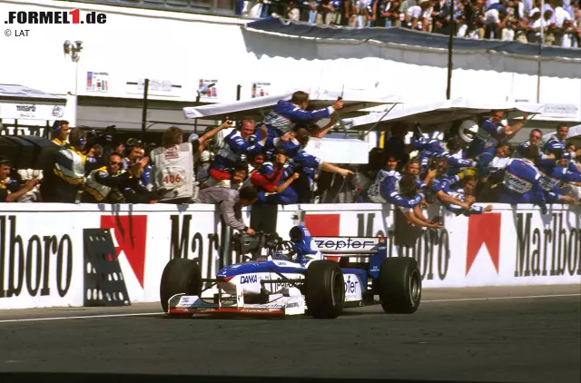 Foto zur News: Der größte Erfolg: In Long Beach 1982 holt Riccardo Patrese die einzige Pole-Position in der Teamgeschichte und führt das Rennen bis zu seinem Ausfall an. Noch knapper an einen Sieg heran kommt Damon Hill 1997 in Budapest, als er mit seinem Arrows-Yamaha aufgrund von Hydraulikproblemen erst in der allerletzten Runde seine überlegene Führung verliert. Hill ist Ende 1996 (nicht ganz freiwillig) als amtierender Weltmeister vom Topteam Williams zum Hinterbänkler Arrows gewechselt.