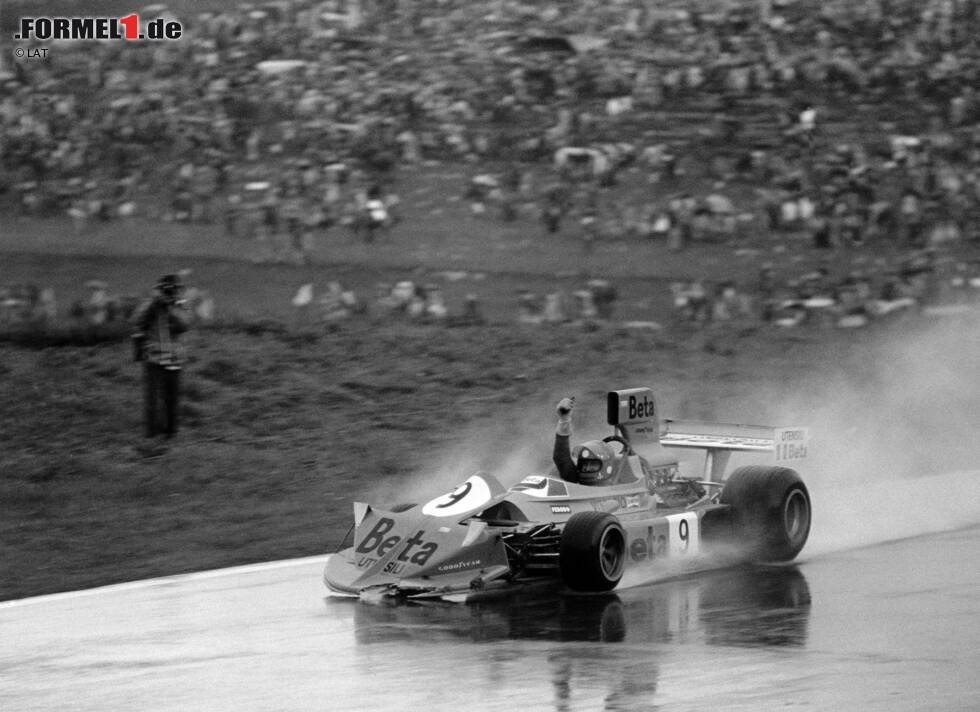 Foto zur News: Der größte Erfolg: Vittorio Brambilla gewinnt 1975 den Grand Prix in Zeltweg, bei einem Regenrennen auf dem Österreichring. Wegen des vorzeitigen Abbruchs gibt es dafür nur halbe Punkte - und eine Schrecksekunde: Der Italiener reißt bei der Zieldurchfahrt beide Hände jubelnd vom Lenkrad und crasht in die Strohballen. Ebenfalls 1975 gelingt es Lella Lombardi, einen WM-Punkt zu holen - als bis heute einzige Frau in der Formel-1-Geschichte. Ronnie Peterson feiert in Monza 1976 einen weiteren Sieg, Weltmeister wird March aber nie.