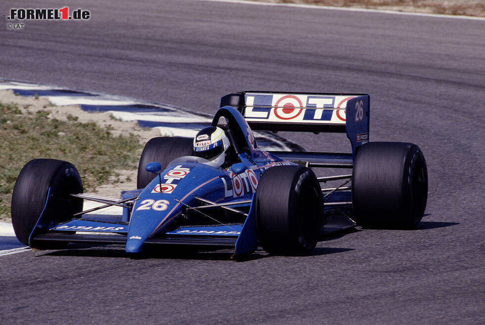 Foto zur News: Die schwärzeste Stunde: Bereits 1987 beginnt der sportliche Niedergang des einstigen Topteams; in Imola 1988 scheitern erstmals beide Fahrer (Rene Arnoux und Stefan Johansson) an der Qualifikationshürde. Erst nach dem Verkauf an Alain Prost vor Saisonbeginn 1997 erlebt die französische Equipe noch einmal so etwas wie einen zweiten Frühling.