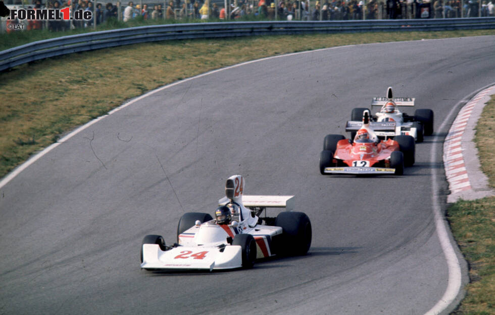 Foto zur News: Der größte Erfolg: Bei teilweise regnerischen Bedingungen gewinnt James Hunt 1975 in Zandvoort unter großem Jubel den einzigen Grand Prix für Lord Hesketh. Hunt hält dabei Niki Lauda im eigentlich überlegenen Ferrari hinter sich und wird am Saisonende WM-Vierter. Zwischen den beiden beginnt eine Rivalität, die Jahrzehnte später unter dem Titel &quot;Rush&quot; verfilmt werden sollte.