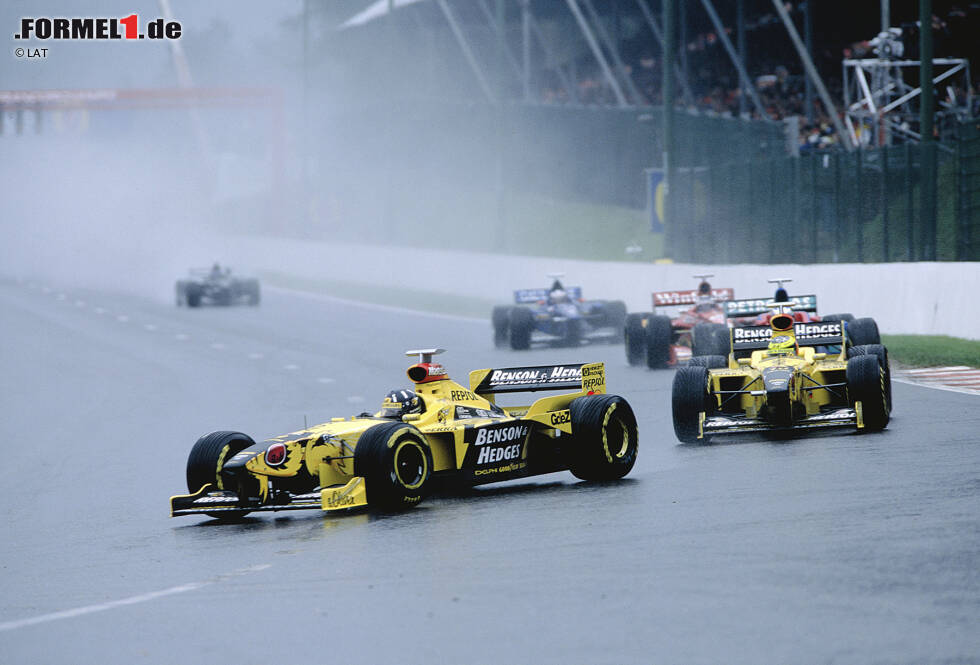 Foto zur News: Der größte Erfolg: Nach einem Massencrash am Start feiert Jordan in Spa-Francorchamps 1998 einen umjubelten Doppelsieg, Damon Hill vor Ralf Schumacher. Letzterer ärgert sich maßlos über eine Stallorder, die in den letzten Runden ausgesprochen wird, um den Doppelsieg nicht mehr zu gefährden. Im Jahr darauf kämpft Heinz-Harald Frentzen bis zu einem Elektronikdefekt auf dem Nürburgring um den Titel - und wird letztendlich WM-Dritter.