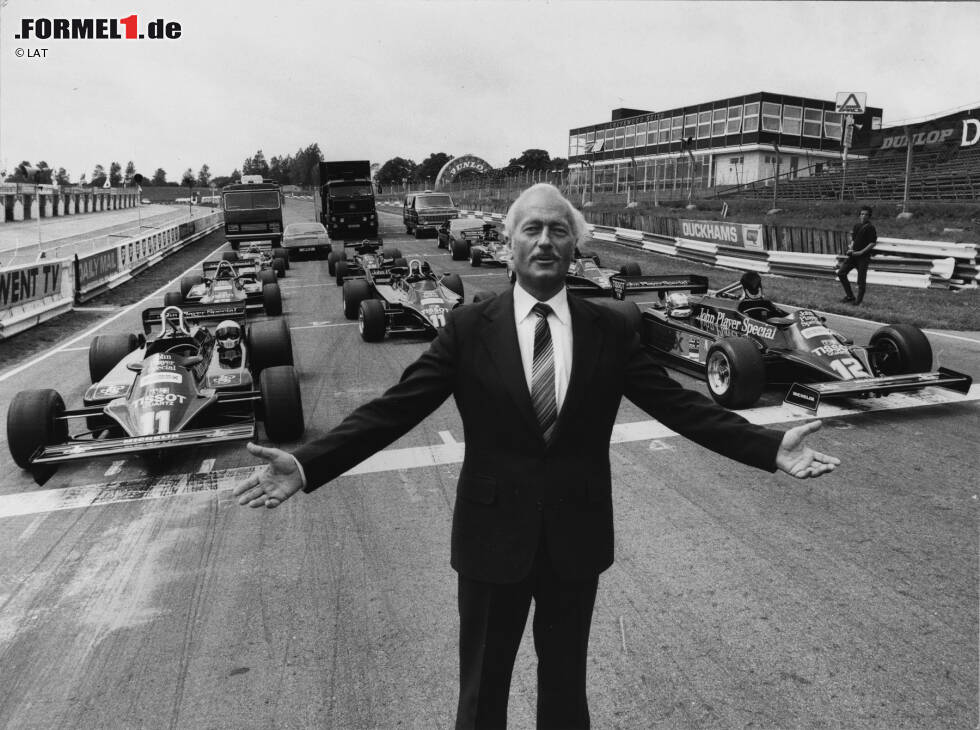 Foto zur News: Die schwärzeste Stunde: Am 16. Dezember 1981 stirbt Teamgründer Colin Chapman. Lotus gewinnt danach nur noch sieben Grands Prix, von denen sechs auf das Konto von Ayrton Senna gehen, aber keinen WM-Titel mehr. Zu den unter seiner Regie eingeführten Innovationen zählen unter anderem das Monocoque-Chassis, die Ground-Effect-Cars und die aktive Radaufhängung. Ende 1994 muss Lotus aus finanziellen Gründen zusperren.