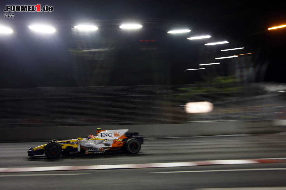 Foto zur News: Die schwärzeste Stunde: Weil das Team im ersten Qualifying keine Reifen hat und im zweiten die Benzinpumpe streikt, scheitert Ayrton Senna in Imola 1984 zum einzigen Mal in seiner Karriere an der Qualifikation. In die Geschichtsbücher geht jedoch vor allem die &quot;Crashgate&quot;-Affäre in Singapur 2008 ein, die Renault-Pilot Fernando Alonso den Sieg beschert, aber ein Jahr später die Karriere von Teamchef Flavio Briatore beendet.