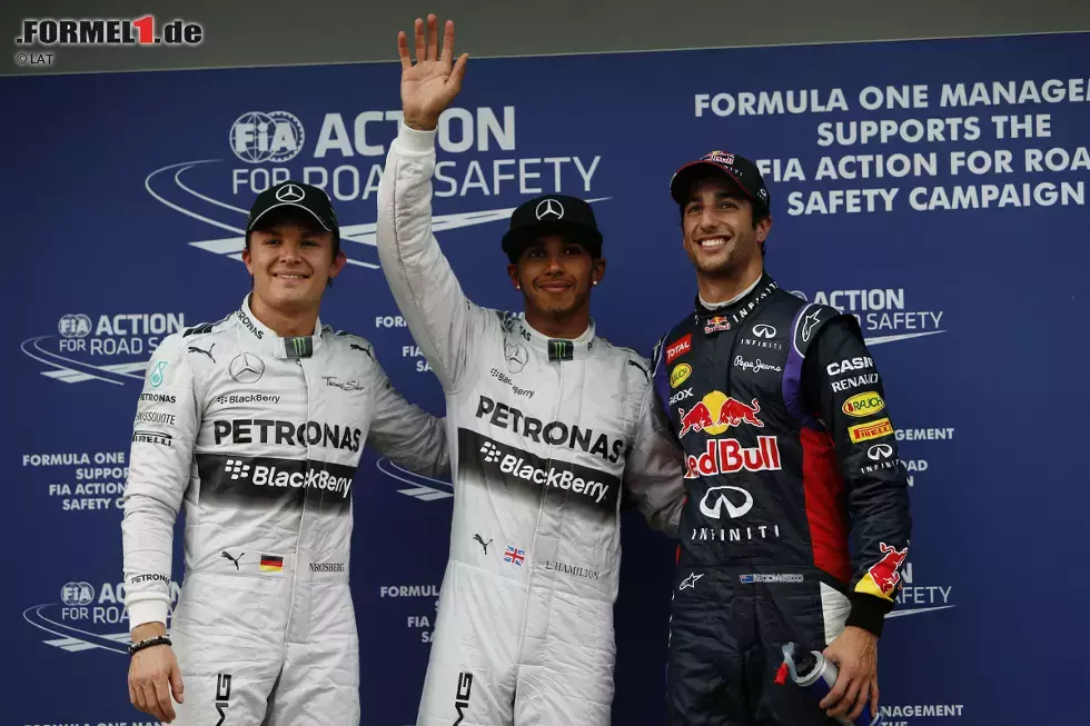 Foto zur News: Die Hosen so richtig runter lässt Mercedes dann erstmals im zweiten Freien Training beim Saisonauftakt in Melbourne. Mehr als eine halbe Sekunde brummen die Silberpfeile dem schnellsten Verfolger Fernando Alonso auf, doch wer Trainingsergebnissen nicht traut, der braucht nur bis zum Qualifying zu warten: Bis auf Lokalheld Daniel Ricciardo halten alle anderen Piloten im strömenden Regen mindestens 1,5 Sekunden Respektabstand.