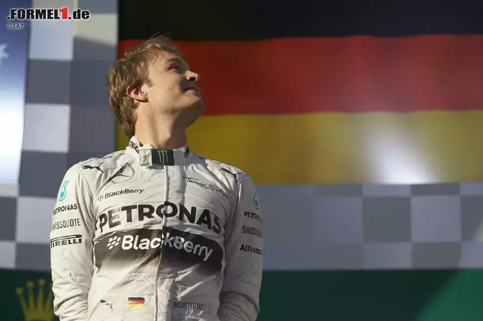 Foto zur News: Im Rennen wird klar, wie dominant Mercedes eigentlich ist: Mit sage und schreibe 26,777 Sekunden Vorsprung cruist Nico Rosberg über die Ziellinie und ist damit der erste WM-Führende. Doch zur Führung bei den Konstrukteuren reicht es nicht, weil Mercedes mit dem frühen Aus von Lewis Hamilton erstmals Schwäche zeigt und McLaren auf zwei und drei fährt. Es soll übrigens das einzige Mal bleiben, dass Mercedes in einer WM-Wertung nicht führt...