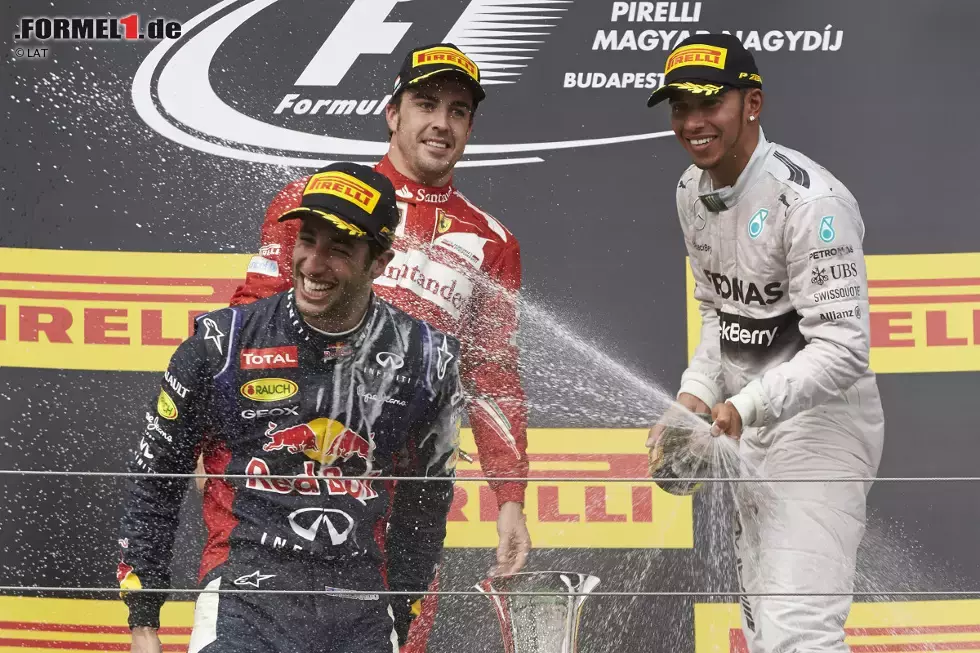 Foto zur News: Doch Rosberg kann seine Pole nicht in den Sieg ummünzen, fällt aufgrund des unglücklichen Rennverlaufes sogar hinter Hamilton auf Rang vier zurück. Wieder einmal profitiert Ricciardo, wie auch im nächsten Rennen...