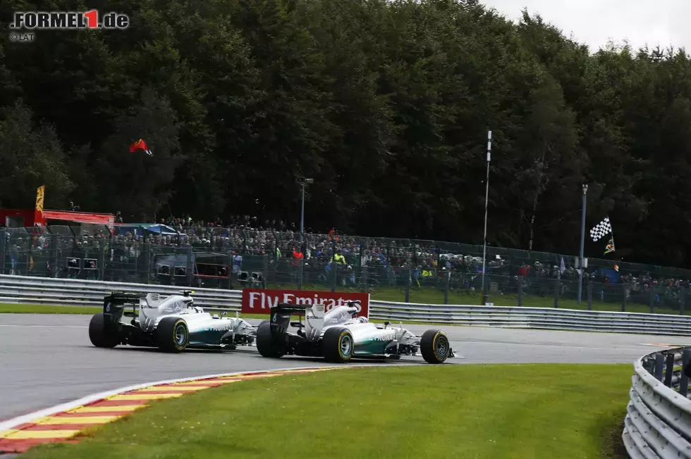 Foto zur News: ...denn in Spa erleben die Silberpfeile ein Debakel. Es passiert das, was nie passieren sollte: Die beiden Piloten kommen sich bereits in der zweiten Runde zu nah, wobei Rosbergs Frontflügel Hamiltons Reifen aufschlitzt. Der Sieg auf der Ardennen-Achterbahn ist futsch, Mercedes ist sauer und gibt Rosberg die Schuld. Sogar Teamorder wird in Erwägung gezogen. In der WM hat man trotzdem noch einen Puffer von 157 Punkten.