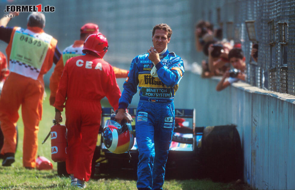 Foto zur News: 30. April 1995: Unmittelbar nach dem Wechsel von Regenreifen auf Slicks unterläuft Schumacher einer seiner seltenen Fahrfehler und er schmeißt den Benetton an dritter Stelle liegend in die Reifenstapel (auch wenn er später von einem angeblichen Defekt spricht). Hill gewinnt den Grand Prix von San Marino in Imola und liegt in der Weltmeisterschaft mit 20:14 Punkten in Führung.