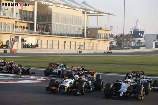 Foto zur News: Nico Hülkenberg, gestartet auf den härteren Reifen, fährt ein hervorragendes Rennen, wird aber von der Rennleitung mit einer Fünf-Sekunden-Strafe belegt - wegen dieser Berührung mit Kevin Magnussen in der ersten Runde. "Warum zur Hölle habe ich dafür eine