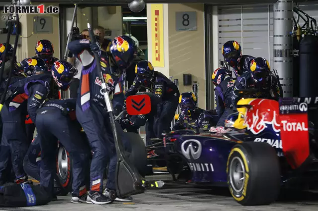 Foto zur News: Vettel patzt beim ersten Boxenstopp in der 21. Runde: Das abgehakte Losfahren kostet rund eineinhalb Sekunden und die Chance, direkt an Magnussen vorbeizugehen. Nach vier gemeinsamen WM-Titeln verabschiedet er sich mit einem enttäuschenden achten Platz in