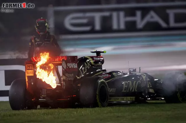 Foto zur News: Ebenfalls in Runde 27 beendet Pastor Maldonado seine enttäuschende Saison 2014 mit einem spektakulären Motorschaden. Die Lotus-Mechaniker, an solche Dramen längst gewohnt, nehmen's mit Humor und lachen sich vor laufenden TV-Kameras ins Fäustchen, als sie