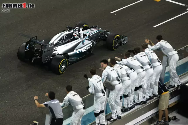 Foto zur News: Hamilton hat nach Massas zweitem Boxenstopp in Runde 45 10,8 Sekunden Vorsprung, die bis zur Zieldurchfahrt nach 55 Runden auf 2,5 Sekunden zusammenschrumpfen. Erster Gratulant ist Prinz Harry: "Lewis, danke dafür, dass du die britische Öffentlichkeit nic