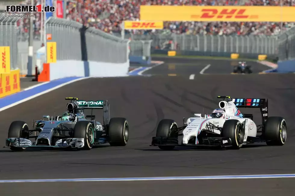 Foto zur News: Rosberg schneidet durch das Feld wie das Messer durch die heiße Butter, knallt bei freier Fahrt Bestzeiten auf den Asphalt und kassiert während der Serie der Stopps die meisten Konkurrenten aus den Top 10 kampflos. Nur Bottas steht noch im Weg zu Platz zwei, doch in Runde 31 löst der Deutsche das Problem mit einem beherzten Manöver an der Stelle, wo er noch zuvor für viel Qualm gesorgt hatte.