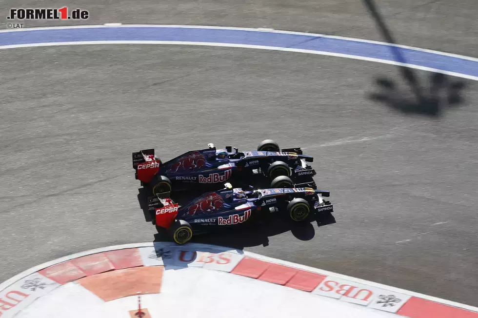 Foto zur News: In der Anfangsphase gibt es insbesondere im Mittelfeld tolle Duelle wie hier zwischen den Toro-Rosso-Piloten Vergne und Daniil Kwjat. Die Strecke in Sotschi zeigt entgegen aller Erwartungen zumindest zu Beginn, dass Überholen möglich ist, doch die Herrlichkeit währt nicht lange und es beginnt eine Prozession.