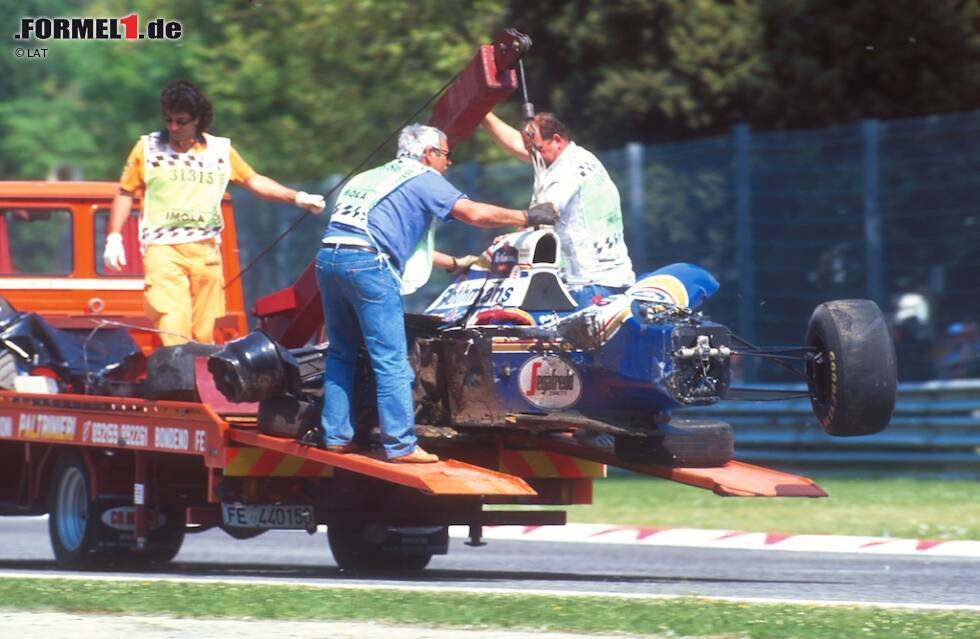 Foto zur News: In der siebten Runde des Rennens in Imola verliert die Rennlegende aus bis heute nicht abschließend geklärten Gründen die Kontrolle über den Williams und schlägt mit 218 Kilometern pro Stunde in die Betonmauer der Tamburello-Kurve ein. Senna wird sofort mit dem Helikopter ins Krankenhaus transportiert, doch dort wird am Abend nur noch sein Tod festgestellt.